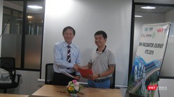 Ông Lý Đình Quân - Giám đốc Songhan Incubator (bên trái) và ông Phạm Tiến Dũng - giám đốc Không gian Sáng tạo Cogo (1 Thái Hà) ký kết hợp tác về hỗ trợ miễn phí địa điểm làm việc cho các startup