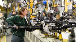 Một công nhân làm việc tại Jaguar Land Rover ở Castle Bromwich. Ảnh: theguardian.com