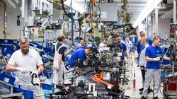 Dây chuyền lắp ráp xe điện e-Golf trong nhà máy Volkswagen ở Wolfsburg, Đức. Ảnh: Bloomberg