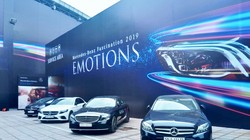 Ngoài cửa triển lãm