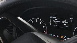 Hình ảnh thông số trên màn hình tap-lô cho thấy chiếc xe chỉ còn đi được thêm 2 km nữa
