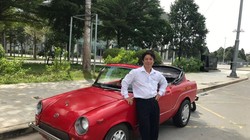 Ông Ngô Lộc bên chiếc xe đã theo ông gần 30 năm. Ảnh: Đ.A