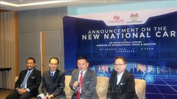 Bộ trưởng Thương mại quốc tế và Công nghiệp Malaysia Darell Leiking (thứ hai, từ phải sang) công bố dự án thứ ba về phát triển xe hơi quốc gia của Malaysia.
