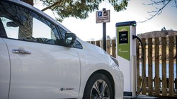 Một chiếc xe đang sạc điện trên đường