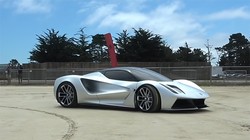 Lotus Evija đang được Supercar Blondie lái thử.
