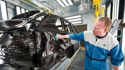 công nhân đang làm việc tại một nhà máy ô tô ở Mỹ