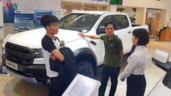 Lượng khách tìm đến showroom vẫn có nhưng chủ yếu là đi tham khảo thông tin và giá xe.