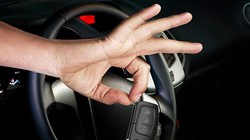 Chiếc xe có thể bị hacker tắt động cơ ngay khi tài xế đang lái xe. Ảnh: Forbes
