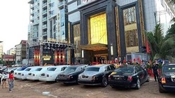 Những chiếc xe siêu sang Rolls-Royce đổ bộ trước casino ở Campuchia.
