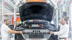 Mẫu E-Tron SUV đang phải sản xuất cầm chừng do thiếu nguồn cung cấp pin.
