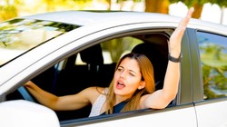 Ảnh minh họa: Những điều không may có thể xảy ra bất thình lình khi đang lái xe.
