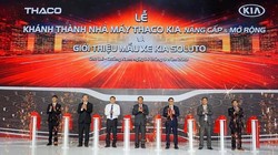 Chủ tịch HĐQT Thaco Trần Bá Dương (thứ ba từ trái) và ông Huỳnh Khánh Toàn - Phó Chủ tịch UBND tỉnh Quảng Nam (đứng giữa) cùng ban lãnh đạo Thaco cắt băng khánh thành nhà máy Thaco Kia nâng cấp mở rộng sáng 14/9/2019