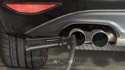 Thiết bị đo độ phát thải được lắp đặt trong ống xả của xe hơi do Tập đoàn Volkswagen sản xuất tại Ludwigsburg, Đức. Ảnh tư liệu: AFP/TTXVN
