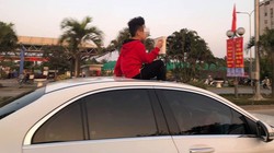 Em bé ngồi trên cửa sổ trời ô tô khiến nhiều người thảng thốt. (Ảnh: Thế giới trẻ)
