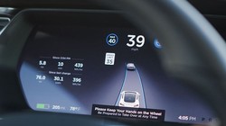 Hệ thống Autopilot yêu cầu người lái luôn đặt tay trên vô-lăng.
