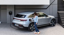 Một mẫu xe của Mercedes đang sạc điện