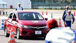 Phần thi cảm nhận không gian xe ô tô tại Hội thi Hướng dẫn viên Lái xe an toàn 2019.
