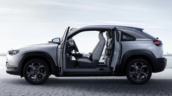 MX-30 có kiểu cửa mở ngược giống xe siêu sang Rolls-Royce. Ảnh: Mazda

