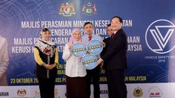 Phó thủ tướng Malaysia trao chứng nhận cho ông Trần Lê Phương – Phó Tổng giám đốc VinFast.
