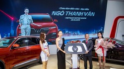 Phó Tổng Giám đốc Tập đoàn VinGroup, ông Võ Quang Huệ bàn giao chiếc VinFast Lux SA2.0 cho Ngô Thanh Vân