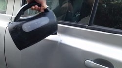 Mẹo loại bỏ vết lõm trên xe ô tô bằng nước sôi. Ảnh: T&T.
