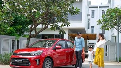 Soluto sở hữu lưới tản nhiệt hình mũi hổ đặc trưng của thương hiệu, đường viền mạ crôm nối liền hai cụm đèn pha