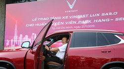 Ông Park ngồi thử chiếc xe VinFast Lux SA2.0. Ảnh: H.Đ.

