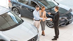 Khách hàng ký hợp đồng mua ôtô mới tại một đại lý ở Mỹ. Ảnh: Motor1