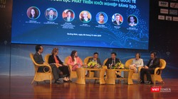 Hiệu trưởng Đại học Bách khoa Hà Nội Hoàng Minh Sơn (bên trái) điều khiển phần giao lưu với Thứ trưởng Trần Văn Tùng và các khách mời nước ngoài