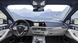 Thói quen hút thuốc trong xe sẽ khiến mùi hôi trong xe trở nên tệ hại. Ảnh ST.
