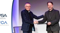 Lãnh đạo FCA và PSA tại lễ ký thỏa thuận sáp nhập