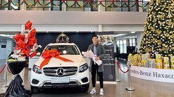 Thủ môn Bùi Tiến Dũng bên chiếc xe được tặng trước thềm Noel