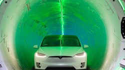 Xe điện Tesla trong đường hầm tốc hành của Elon Musk. Ảnh: The Boring Company
