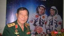 Trung tướng Phạm Tuân bên tấm ảnh lớn chụp kỷ niệm cùng phi công vũ trụ Gorbatko trước chuyến du hành vũ trụ cách đây 40 năm