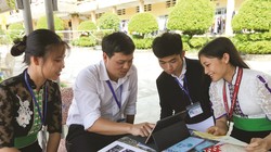 Giáo viên và học sinh vùng cao sử dụng máy tính bảng. Ảnh: báo Dân tộc.
