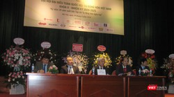 Đoàn Chủ tịch Đại hội do TS Nguyễn Quân (giữa) điều hành