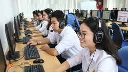 Máy tính kết nối Internet là môi trường giúp sinh viên nắm bắt nhiều kiến thức mới mà nhà trường chưa cung cấp. Ảnh: VnExpress