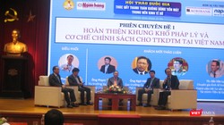 Các diễn giả trong phần thảo luận chuyên đề tại hội thảo