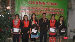 TS Bàn Tuấn Năng và đại diện các sinh viên được trao tặng máy tính