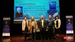 Các diễn giả và khách mời đặc biệt chụp ảnh kỷ niệm tại hội thảo "Nhà văn Jules Verne và những ảnh hưởng đến khoa học giả tưởng tại Việt Nam" tổ chức tháng 2/2022