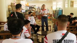 Ông Đỗ Việt Hùng - Tổng thư ký Hội Thể thao Điện tử Giải trí Việt Nam - 'lên dây cót' cho các tuyển thủ Việt Nam tại IESF WEC 2022