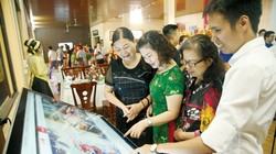 Du khách trải nghiệm ứng dụng du lịch thông minh tại Trung tâm thông tin du lịch Bát Tràng (Hà Nội)