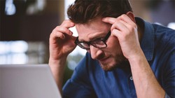 bạn cần cho mắt nghỉ ngơi sau nhiều giờ làm việc trước máy tính