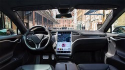 Bên trong xe tự lái của Tesla (The Verge)