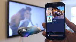 Thiết bị Chromecast cho phép bạn phát trực tiếp nội dung từ điện thoại lên tivi (ảnh: YouTube)