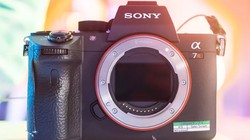 Sony A7R (ảnh: The Verge)