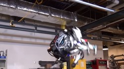 Robot Atlas biểu diễn khả năng nhảy santo ngược (ảnh cắt từ clip)