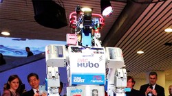 HUBO, robot đa chức năng biểu diễn khả năng của mình bên cạnh kỹ sư Oh Jun-Ho, Giám đốc Viện Khoa học và Công nghệ cao Hàn Quốc (ảnh Reuters)