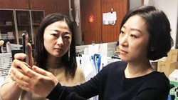 Đồng nghiệp của cô Dương có thể dễ dàng mở khóa chiếc iPhone X cô mới mua (ảnh: Bưu điện Buổi sáng Hoa Nam)