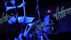 Robot vũ nữ múa cột (ảnh Getty Images)